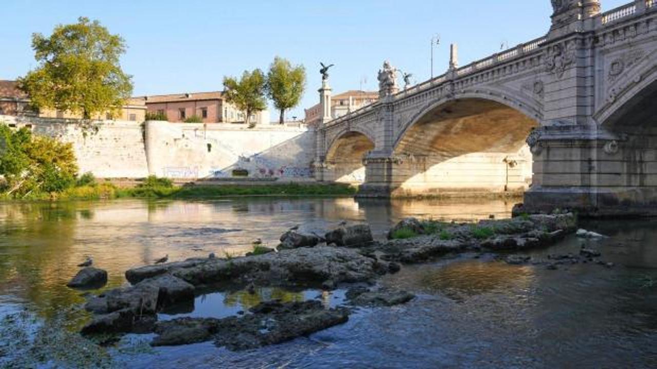 Roma&rsquo;da Tiber Nehri &ccedil;ekildi, 2 bin yıllık tarih ortaya &ccedil;ıktı!