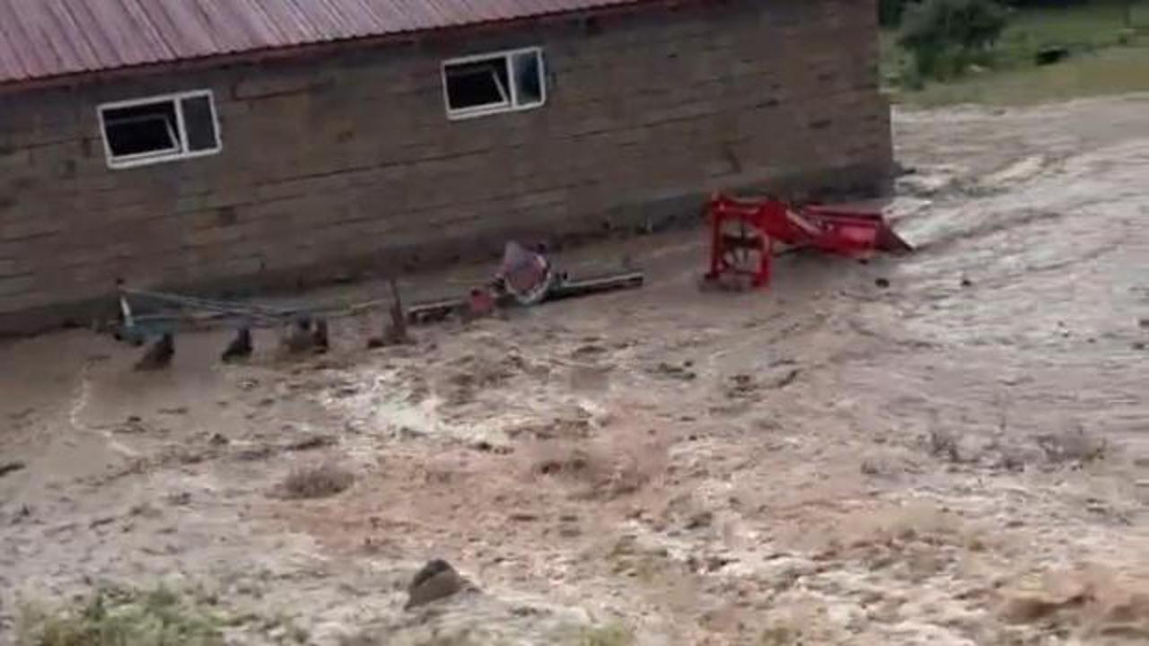 Sağanak sonrası mahalleyi su bastı