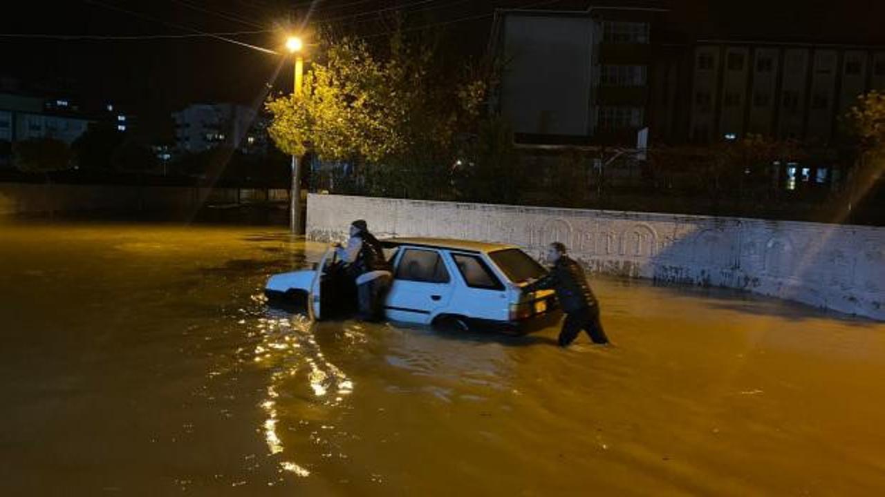 Sağanak yolları g&ouml;le &ccedil;evirdi!