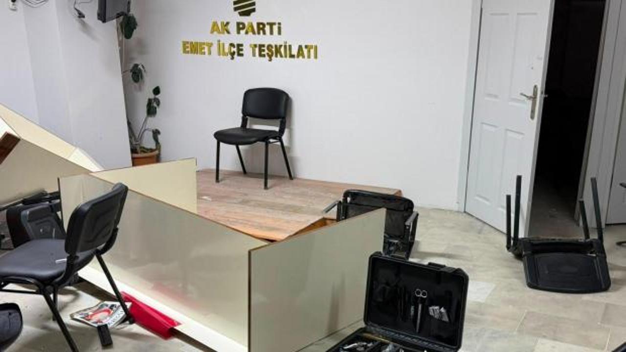 AK Parti Emet İl&ccedil;e Başkanlığı binasına saldırı