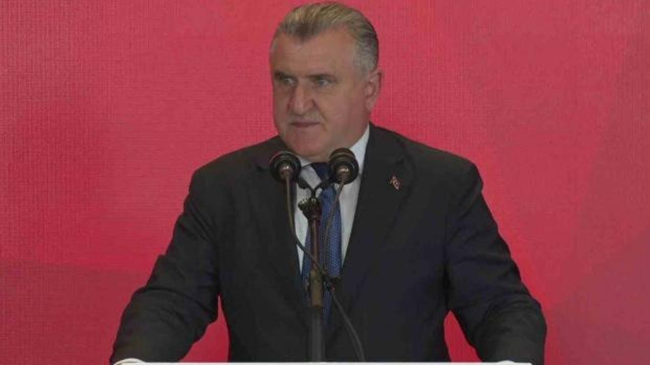 Bakan Bak'tan altın madalya kazanan milli sporculara tebrik