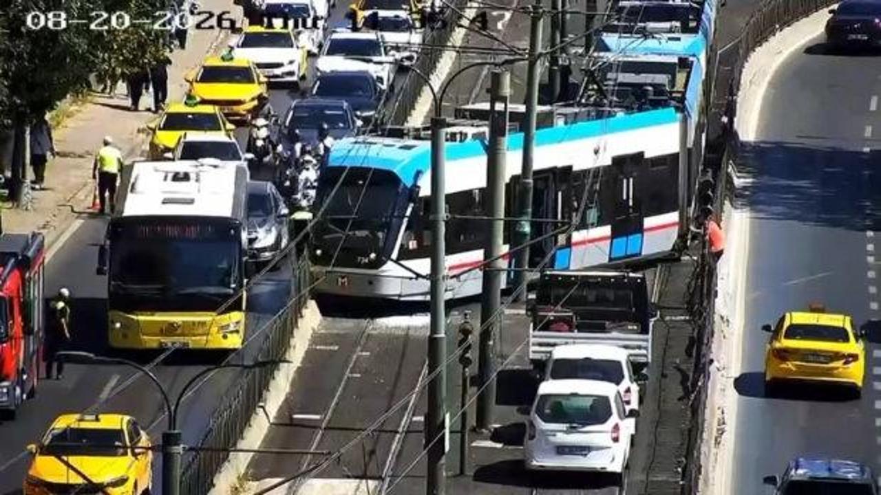 Beyoğlu'nda tramvay raydan &ccedil;ıktı
