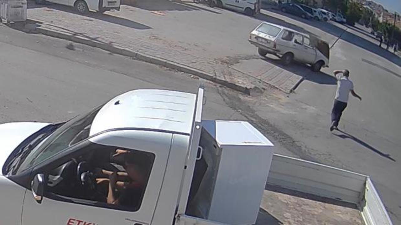 Bu kaza ancak filmlerde olur! Ara&ccedil;tan fırladı, otomobilinin peşinden koştu