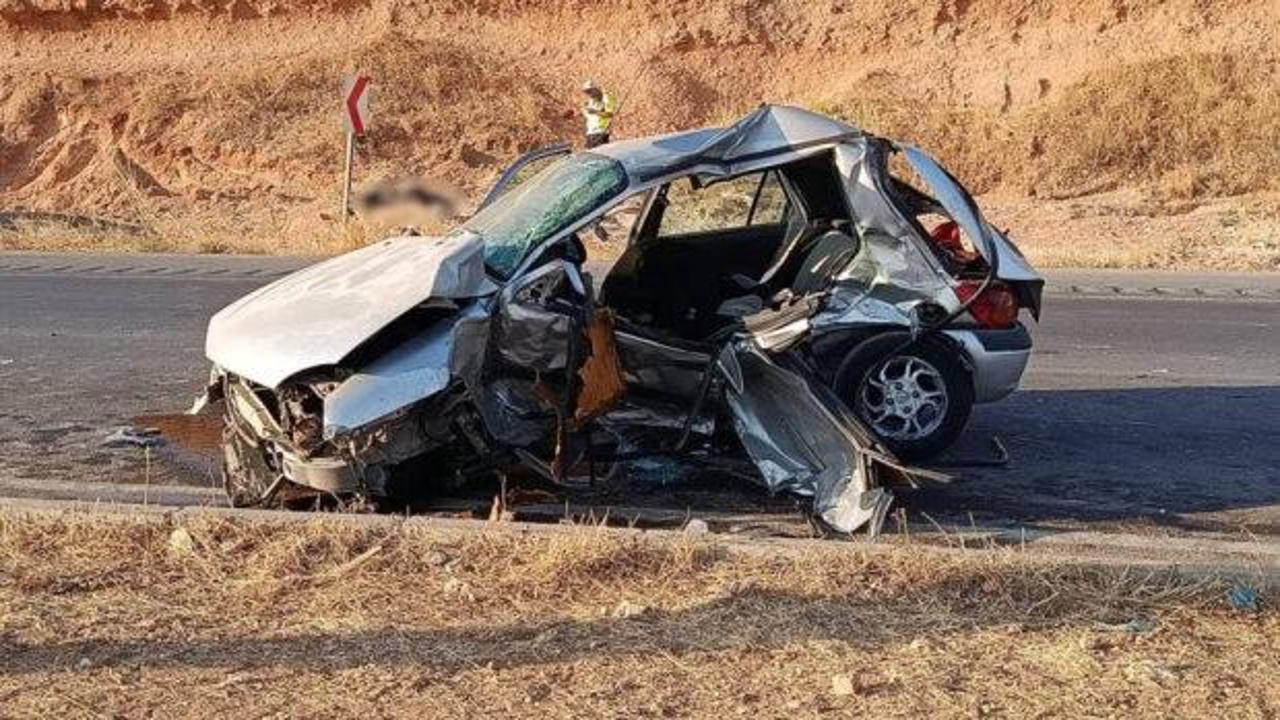 Feci kaza: 2 otomobil &ccedil;arpıştı: 3 kişi hayatını kaybetti