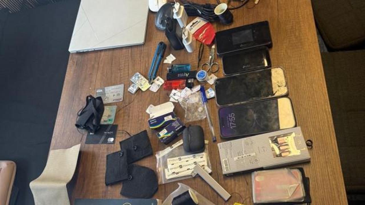 Kopya i&ccedil;in d&uuml;zenekler &ccedil;antasından &ccedil;ıktı: &Ouml;ğretmen g&ouml;zaltında!