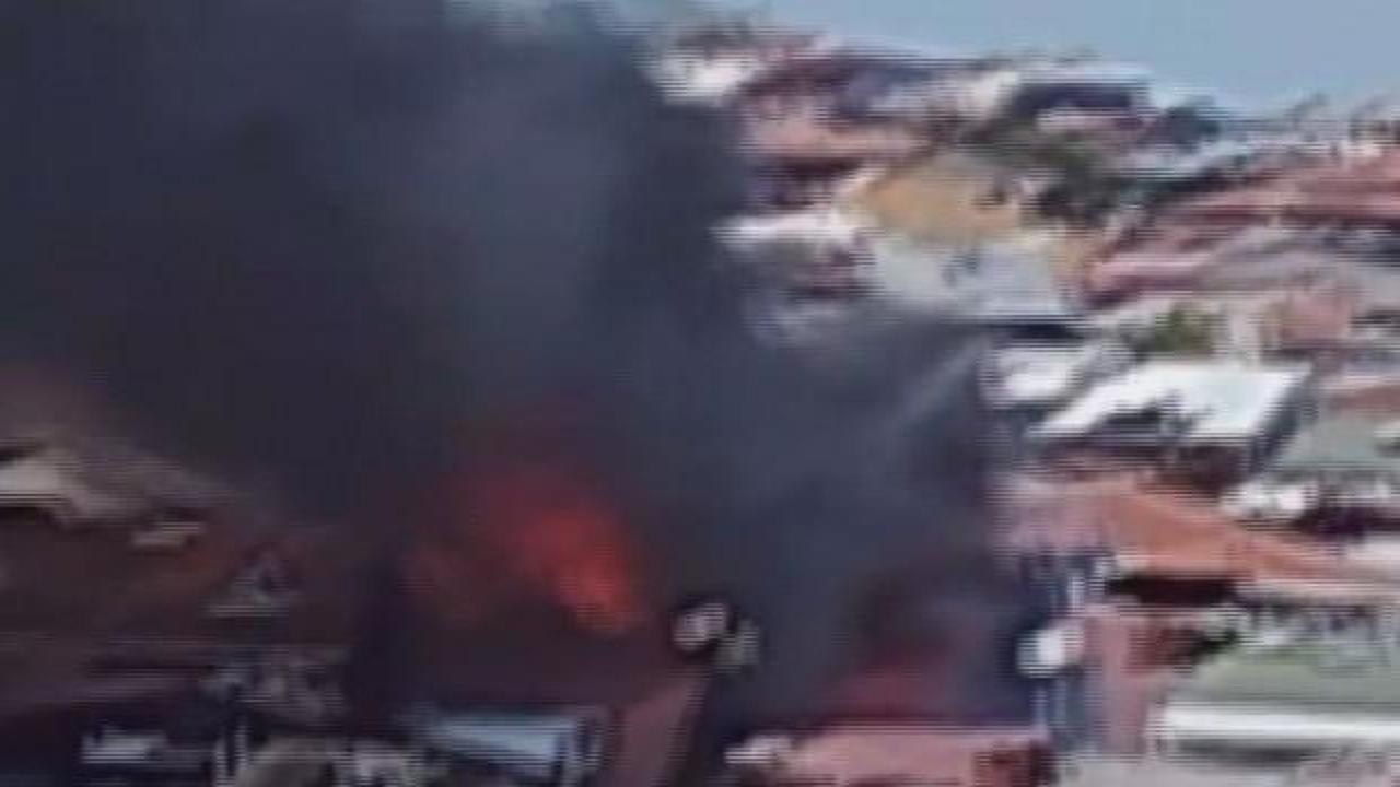 Gaziosmanpaşa'da 4 katlı binanın &ccedil;atısında yangın! 