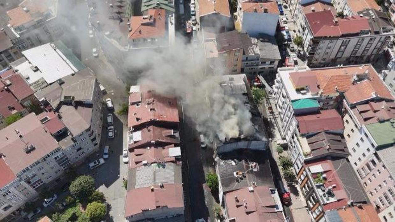Gaziosmanpaşa'da 4 katlı binanın &ccedil;atısında yangın! 