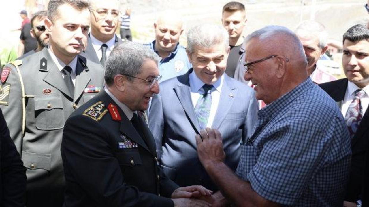 Genelkurmay Başkanı Bayraktaroğlu cuma namazı &ccedil;ıkışı vatandaşlarla sohbet etti