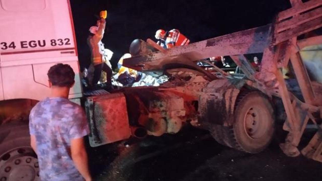 Hafriyat kamyonu otomobille &ccedil;arpıştı: 1'i ağır, 3 yaralı
