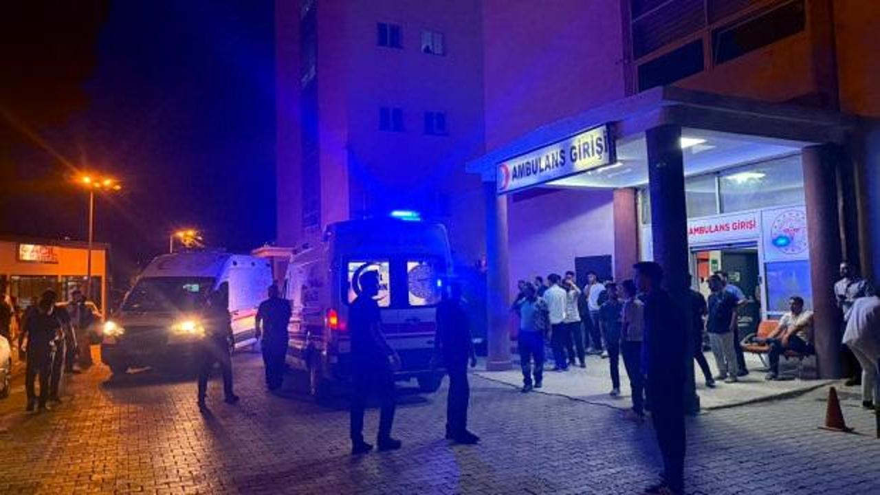 Hakkari'de d&uuml;ğ&uuml;n &ouml;ncesi kan aktı! Damat ve 2 yakını saldırıya uğradı 