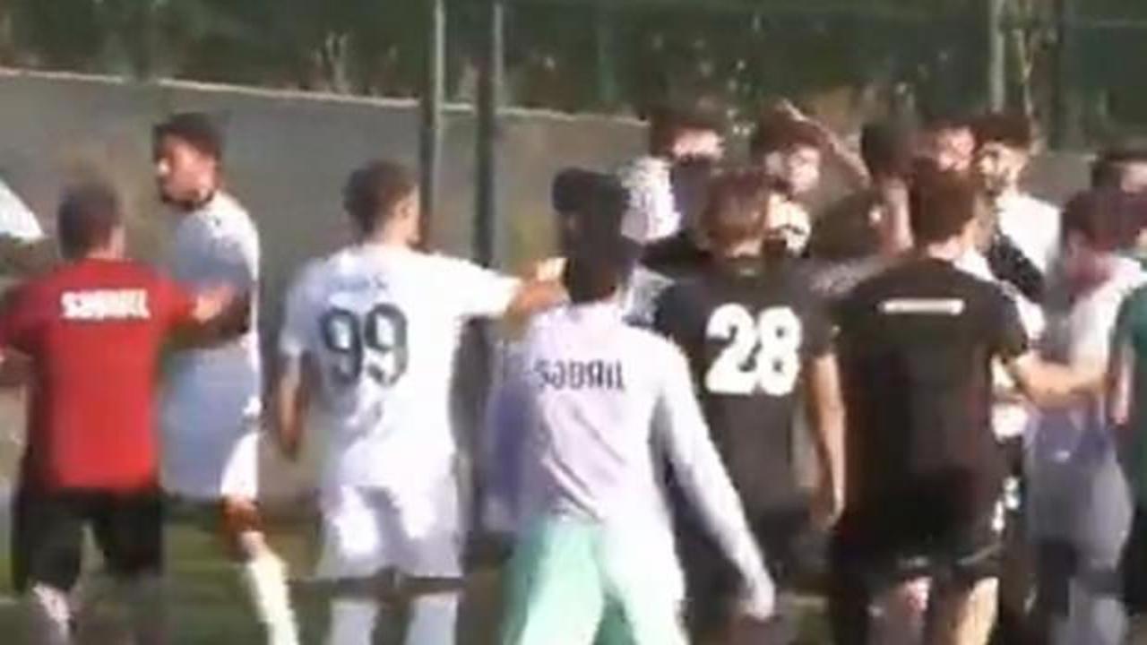 Hazırlık ma&ccedil;ında skandal g&ouml;r&uuml;nt&uuml;! Sakaryasporlu futbolcunun boğazını tuttu