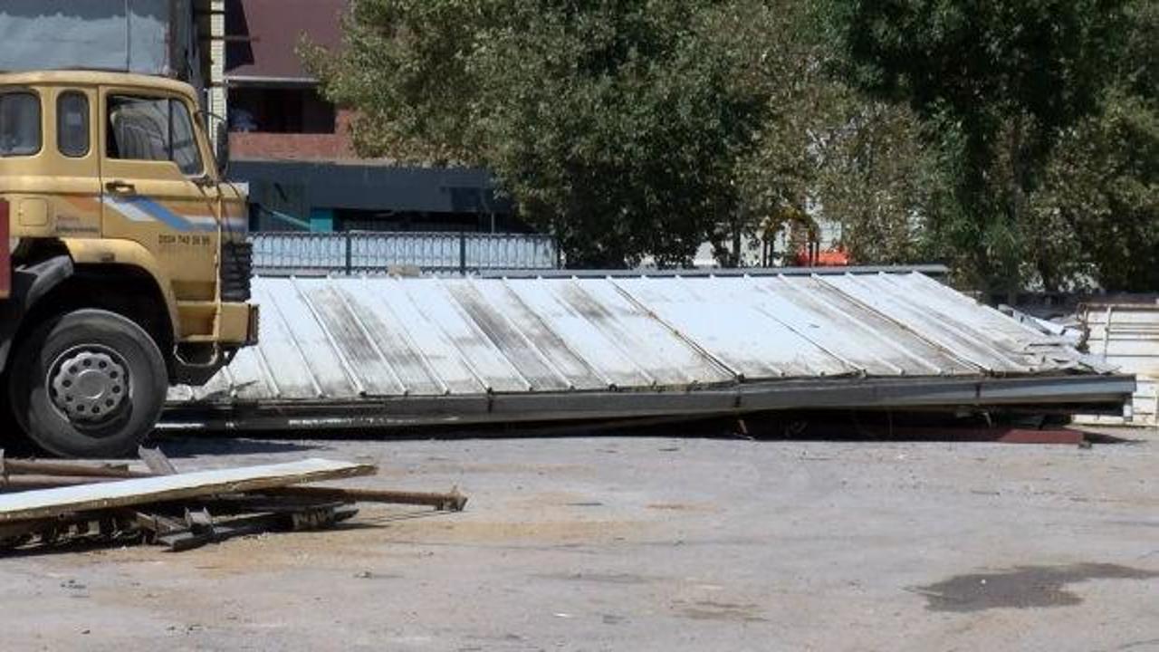 İstanbul'da feci kaza! &Ccedil;elik &ccedil;atı iş&ccedil;ilerin &uuml;zerine &ccedil;&ouml;kt&uuml;: 1'i ağır 2 yaralı