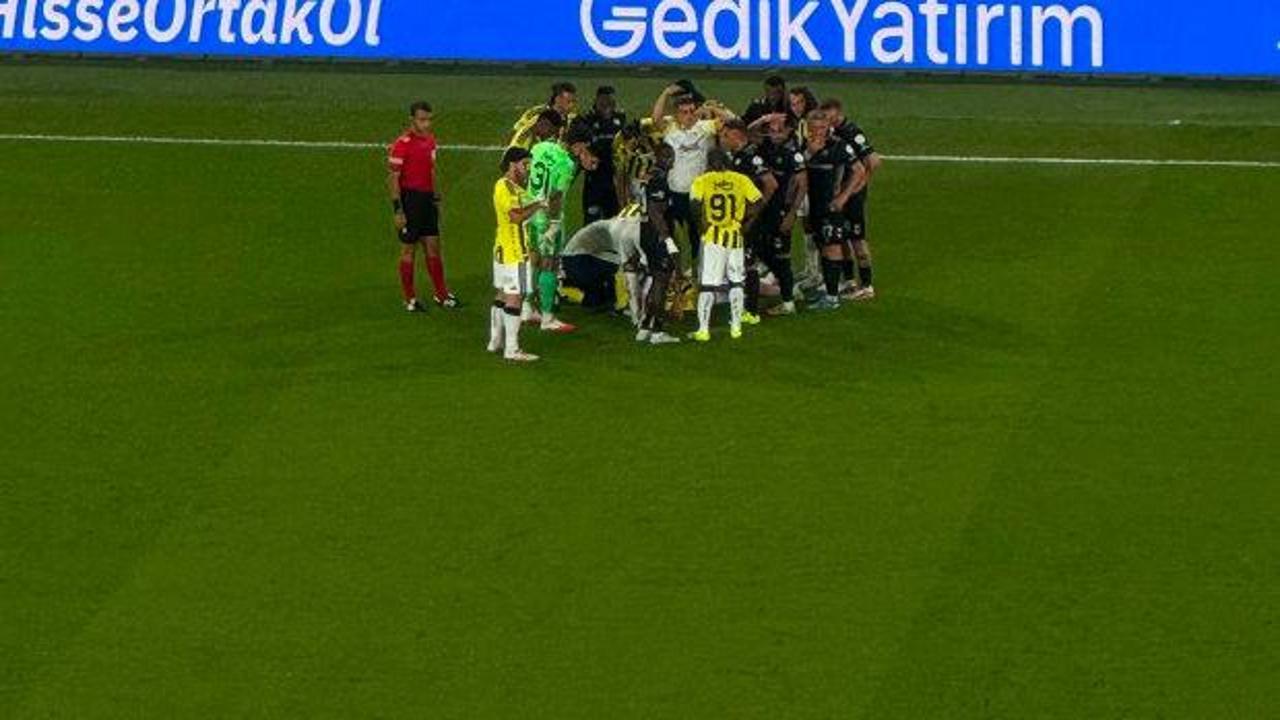 Korkutan sakatlık! Kafasına darbe alan Kerem Akt&uuml;rkoğlu hastaneye kaldırıldı