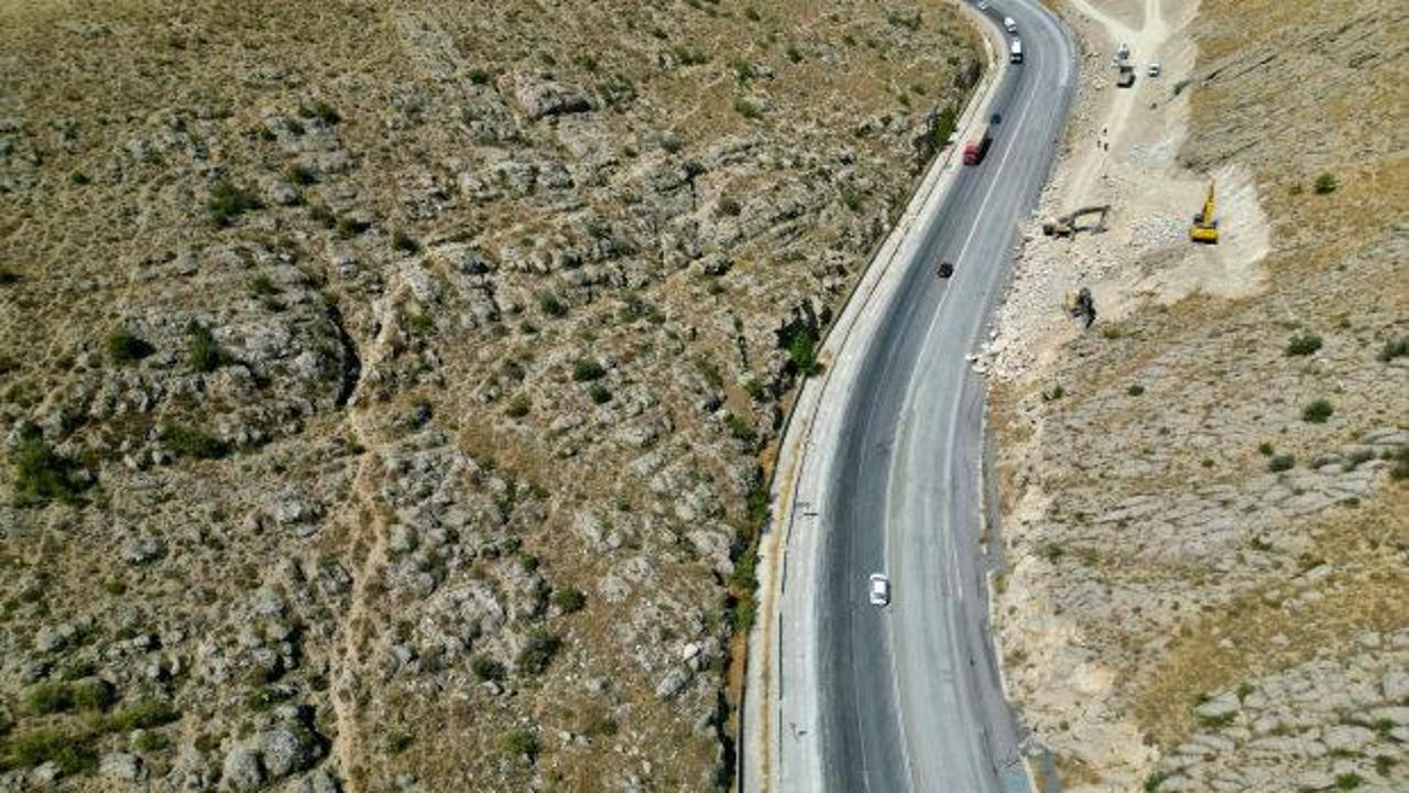 Karayolları şaşkına d&ouml;nd&uuml;! Arabaları mor renge boyayan yol i&ccedil;in &ccedil;&ouml;z&uuml;m bulundu
