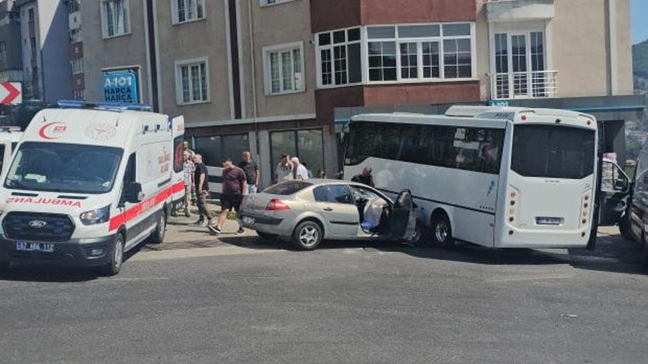 Rampadan inen halk otob&uuml;s&uuml; otomobille &ccedil;arpıştı! 7 kişi yaralandı
