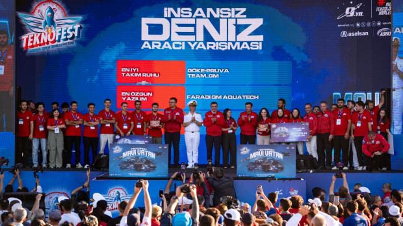 TEKNOFEST Mavi Vatan coşkusu G&ouml;lc&uuml;k'te g&ouml;rkemli &ouml;d&uuml;l t&ouml;reniyle ta&ccedil;landı