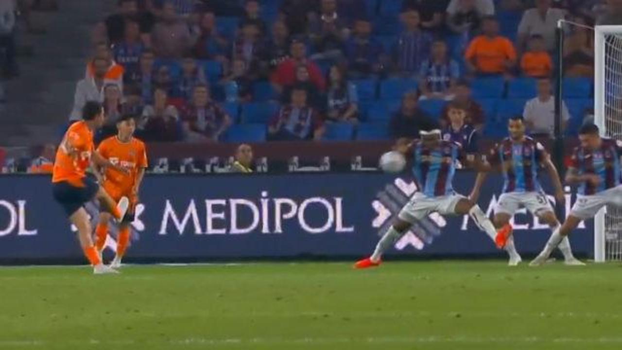 Trabzon'da tartışmalı pozisyon! Başakşehir 4 dakikalık incelemeyle penaltı kazandı