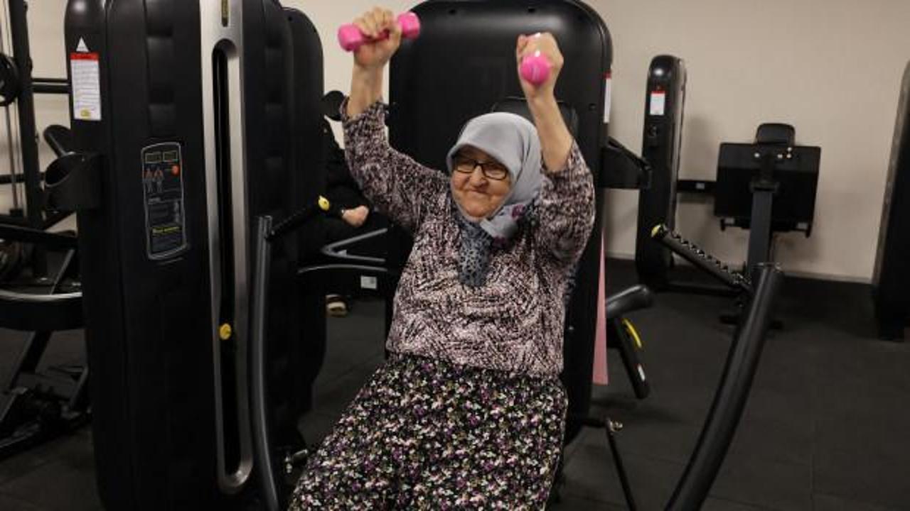 82 yaşındaki kadın, sporla bastonunu attı