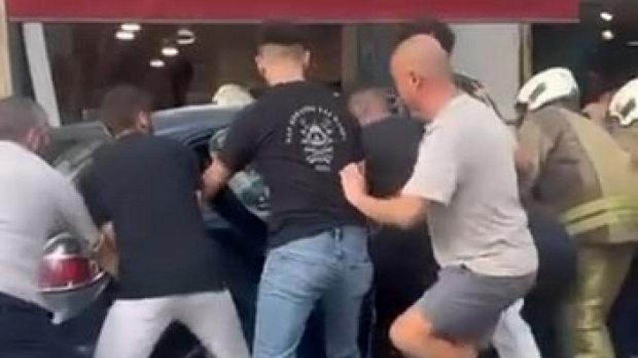 Beykozâda otomobil yayaların arasına daldı; yaralılar var