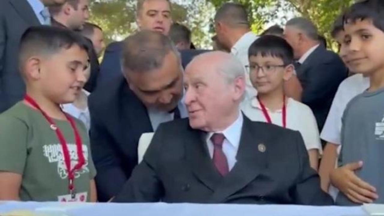 Devlet Bahçeli, Ahlat'ta Çocuklarla Bir Araya Gelerek Anlamlı Bir Nasihat Verdi