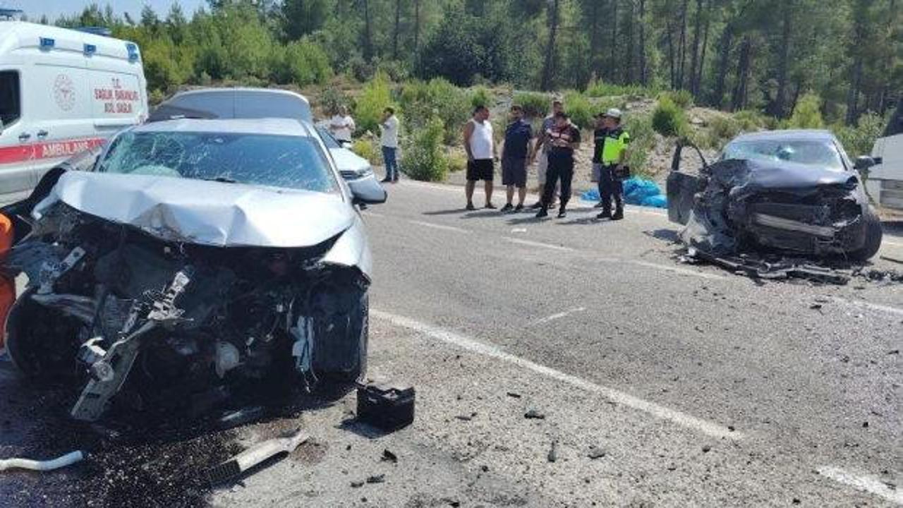 Antalya'da otomobiller &ccedil;arpıştı: 1 &ouml;l&uuml;, 3 yaralı