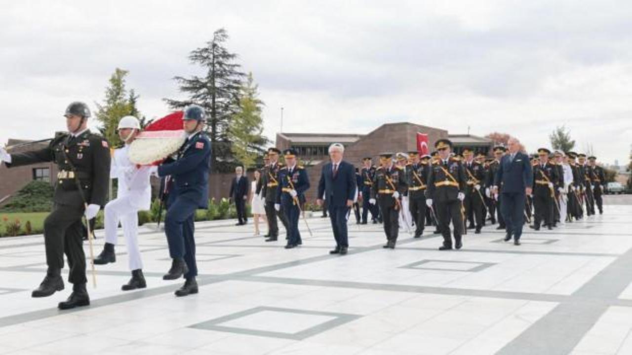 Bakan G&uuml;ler, Devlet B&uuml;y&uuml;kleri Anıt Mezarlığı'nı ziyaret etti