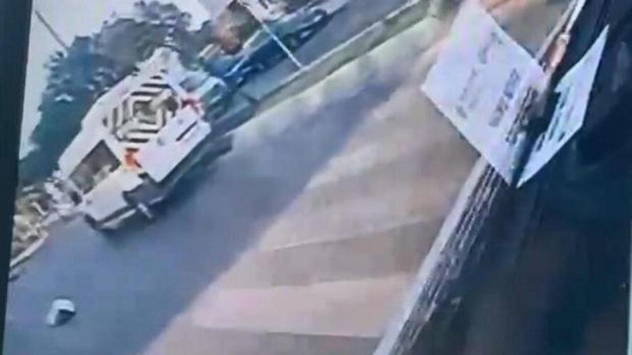 Beylikdüzü'nde yaya geçidinde servis minibüsünün çarptığı 18 yaşındaki skuter sürücüsü ağır yaralandı