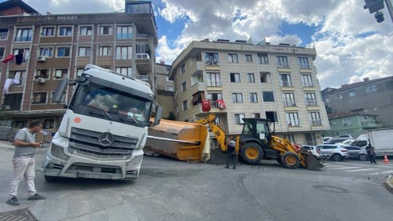 Damperi a&ccedil;ık hafriyat kamyonu, park halindeki aracın &uuml;zerine devrildi