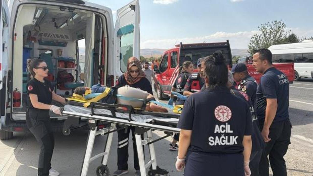 Elazığ'da minib&uuml;s ile hafif ticari ara&ccedil; &ccedil;arpıştı: 7 yaralı