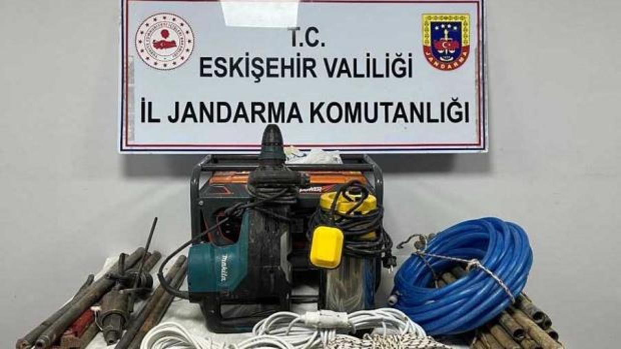 Eskişehir'de ka&ccedil;ak kazı yapan 5 ş&uuml;pheli su&ccedil;&uuml;st&uuml; yakalandı