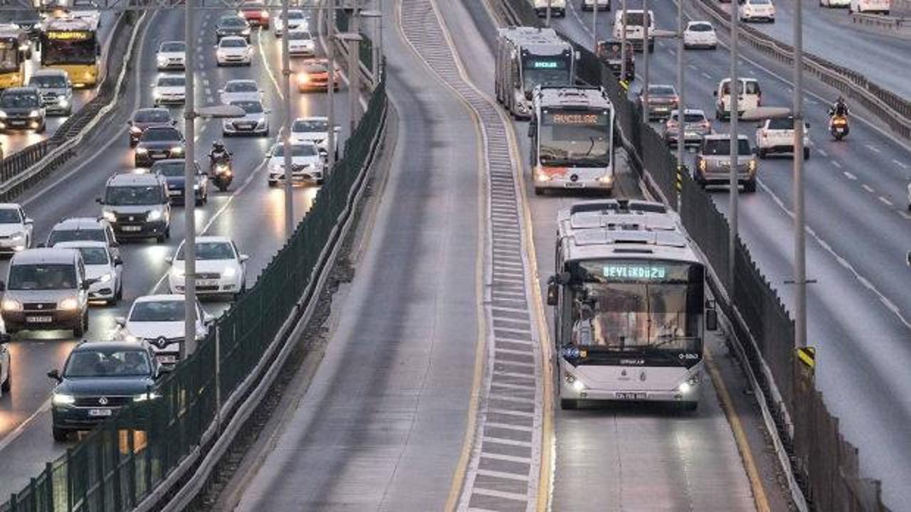 İstanbul&rsquo;un metrob&uuml;s ger&ccedil;eği: Fıtık ediyor!