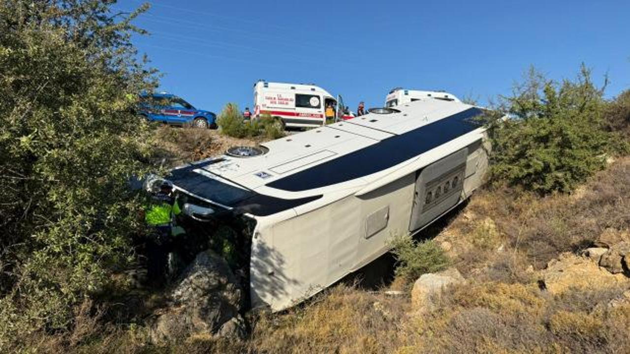 İzmir'de otob&uuml;sle &ccedil;arpışan otomobildeki 2 kişi &ouml;ld&uuml;