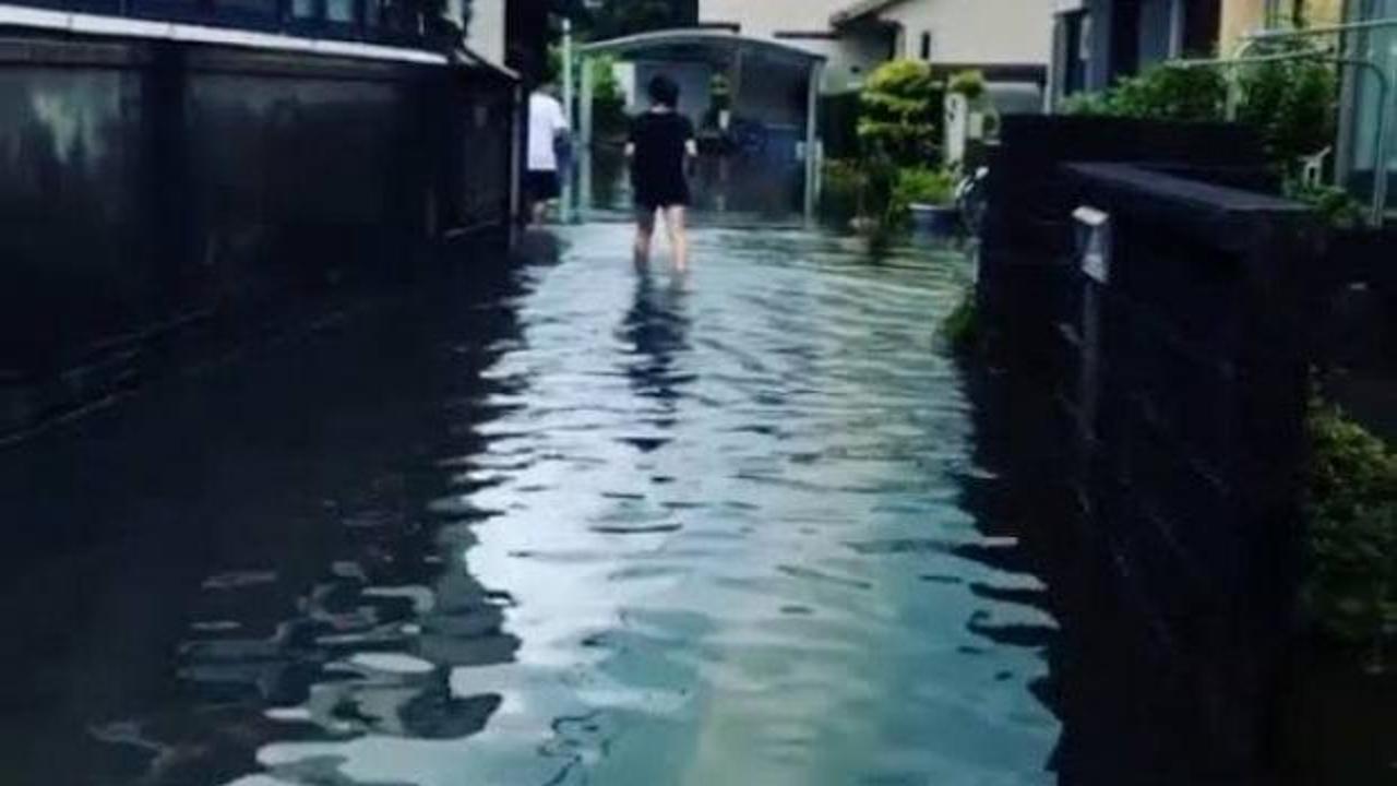 Japonya&rsquo;da alarm! 400 bin kişiye sel uyarısı