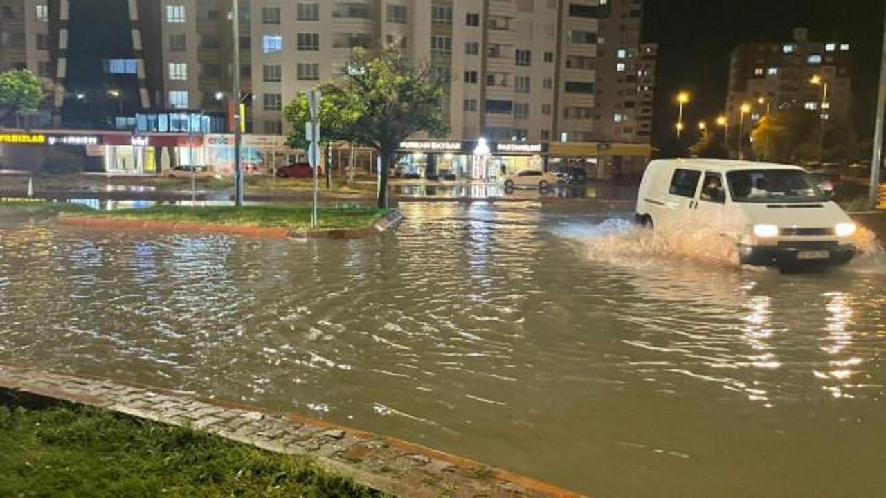 Kayseri'de sağanak sele d&ouml;n&uuml;şt&uuml;; yollar g&ouml;le d&ouml;nd&uuml;