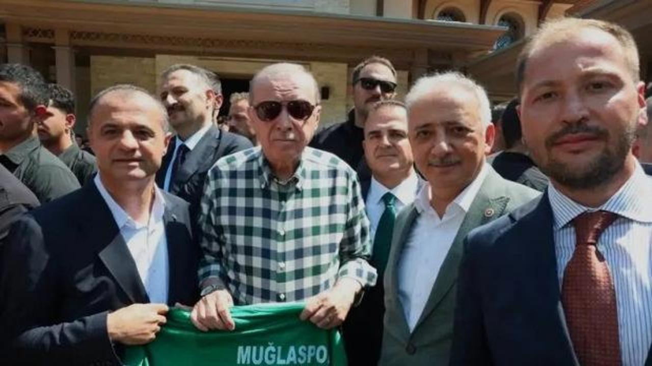 Marmaris&rsquo;te dikkat &ccedil;eken buluşma! Cumhurbaşkanı Erdoğan&rsquo;a &ouml;zel forma hediye edildi