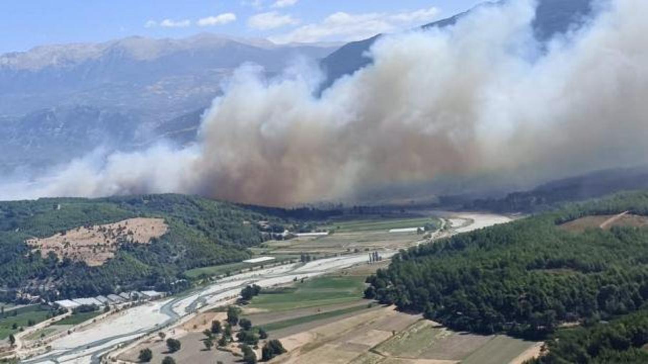 Muğla'da başlayıp Antalya'ya sı&ccedil;rayan orman yangını s&ouml;nd&uuml;r&uuml;ld&uuml;!
