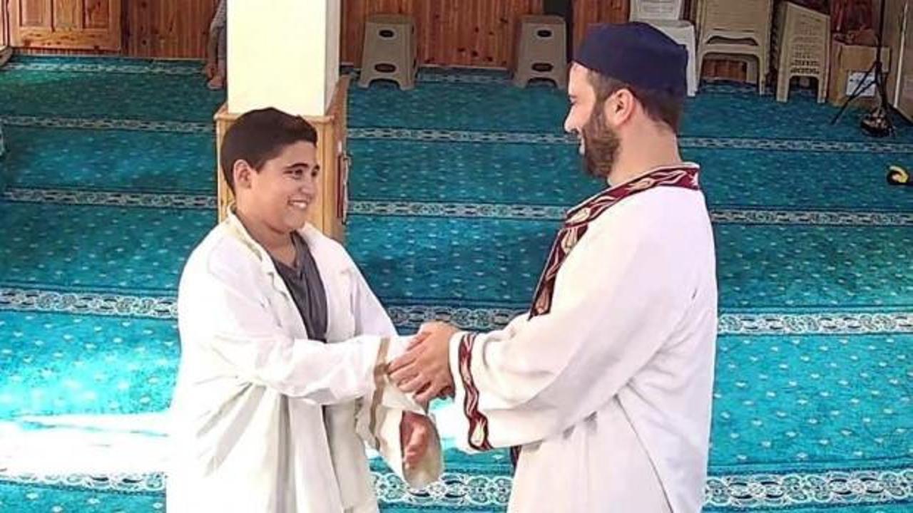 Namaz kılmaya gelen &ccedil;ocuğa imamdan sıcak davranış! O anlar tekrar tekrar oynatıldı 
