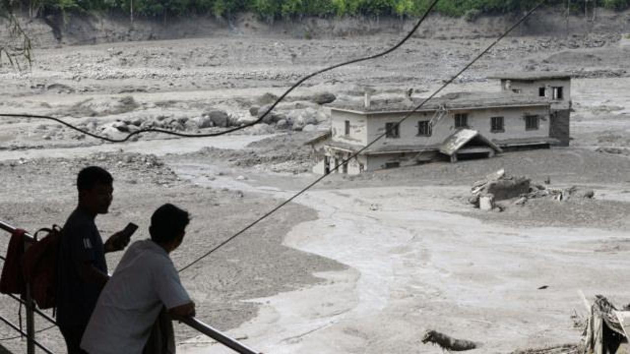 Nepal'de sel 8 can aldı! 