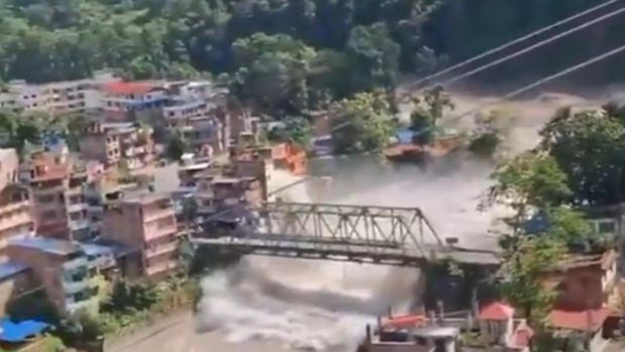 Nepal'i aniden sel vurdu: Nehir taştı, k&ouml;yler sular altında kaldı