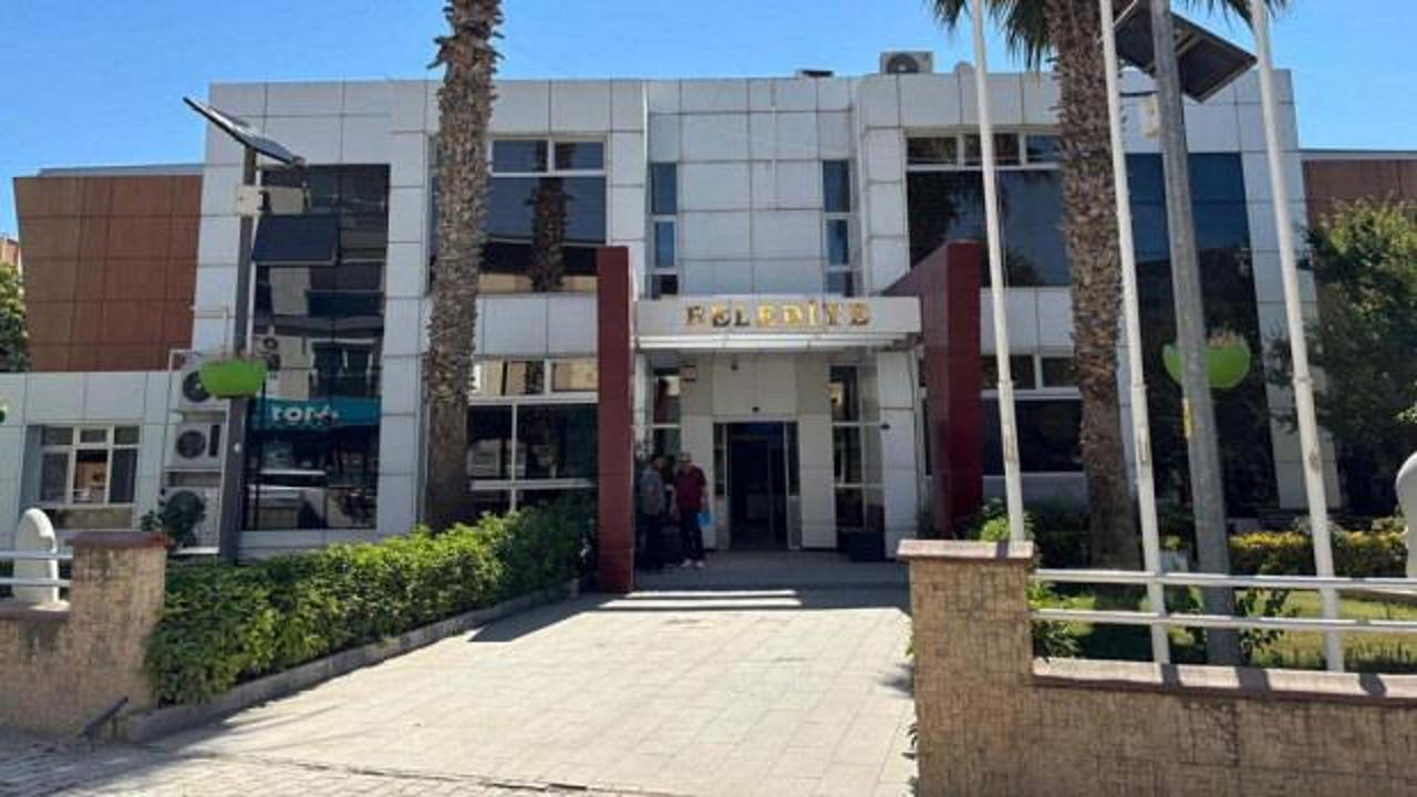 Eski Belediye Başkanı'nın makam şof&ouml;r&uuml; g&ouml;zaltına alındı