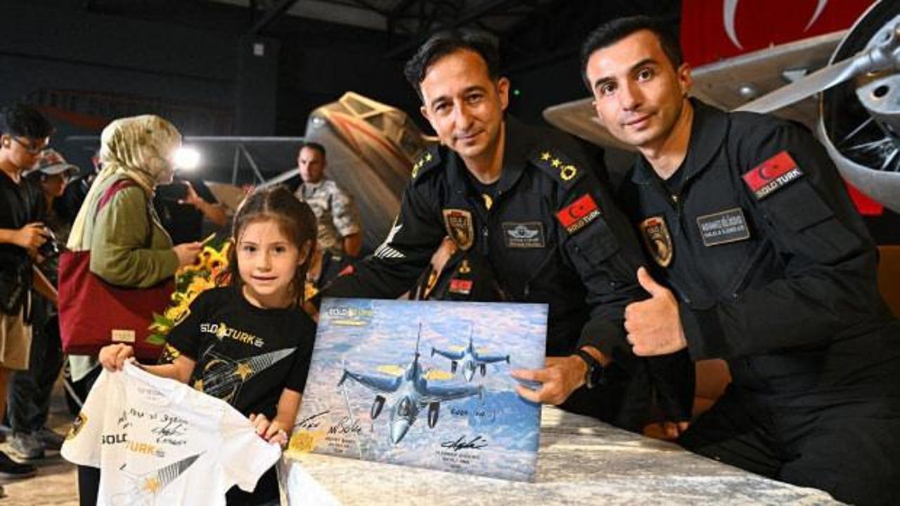 SOLOT&Uuml;RK pilotları İstanbul'da vatandaşlarla buluştu