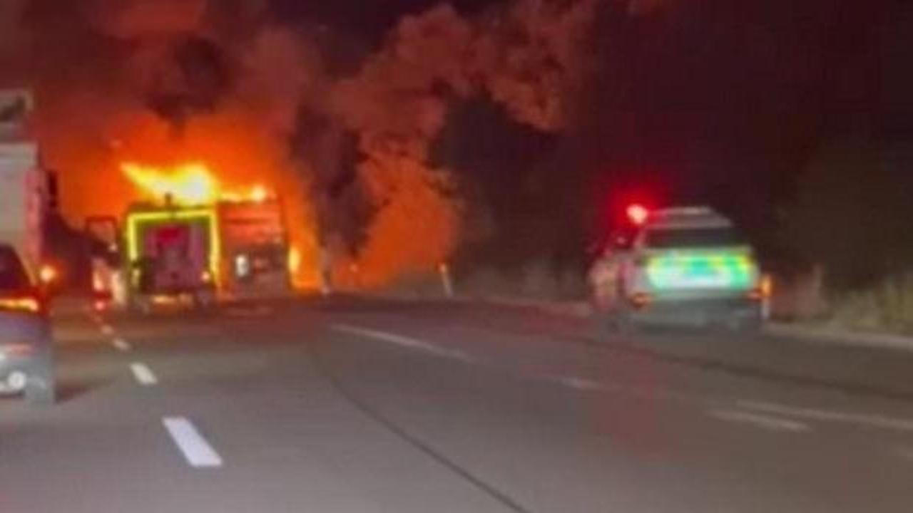 TEM&rsquo;de korku dolu anlar: Yolcu otob&uuml;s&uuml; alev topuna d&ouml;nd&uuml;