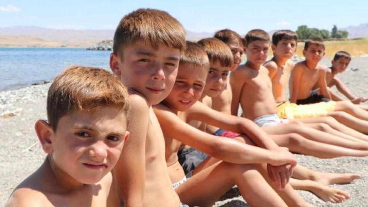 Van G&ouml;l&uuml;'n&uuml;n &ccedil;ocuklara s&uuml;rprizi: Sa&ccedil;ları sararıyor