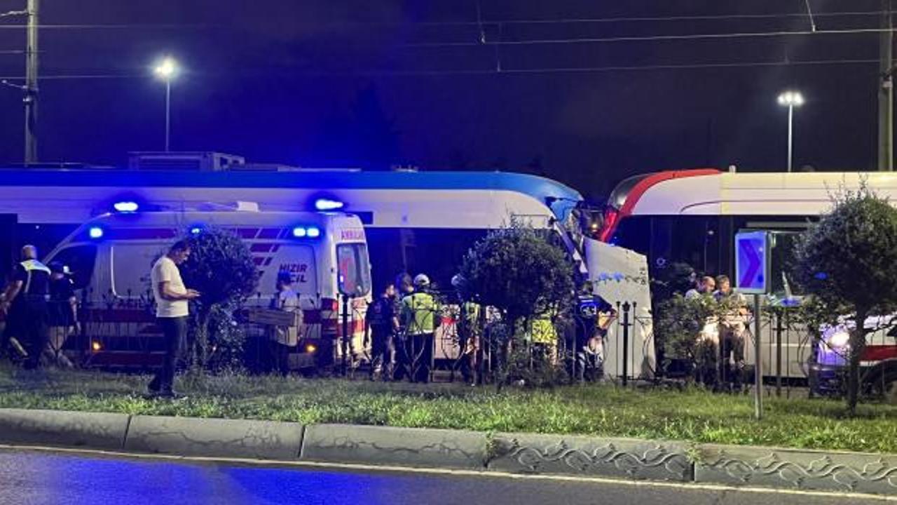 Zeytinburnu'nda iki tramvay &ccedil;arpıştı! Yaralılar var