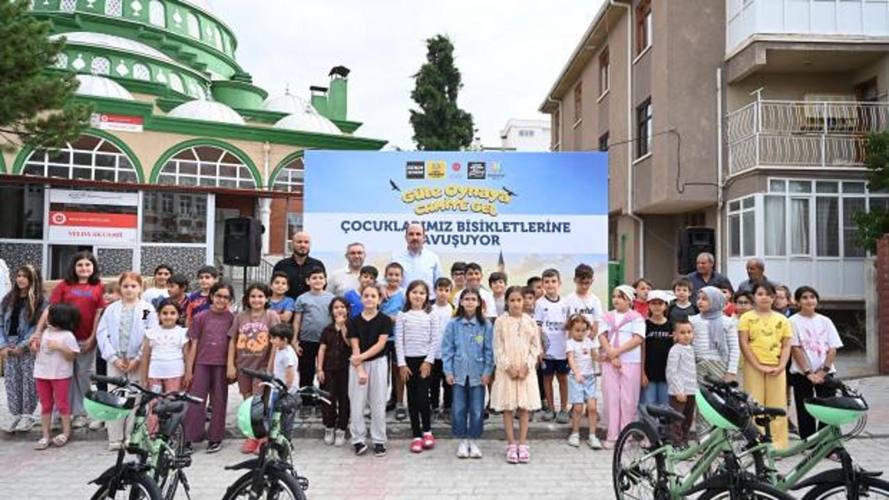 Başkan Altay, &ccedil;ocuklara bisiklet hediye etti
