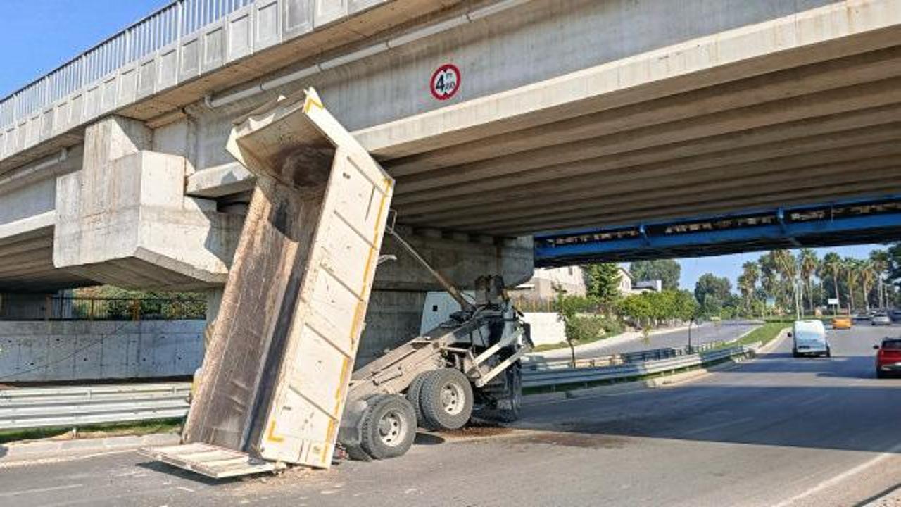 ASKİ kamyonunun damperi k&ouml;pr&uuml;de takılı kaldı