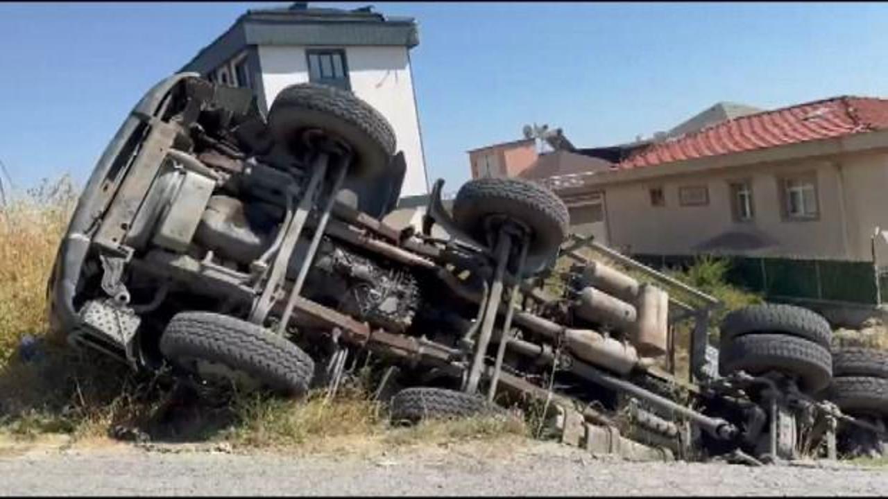 Beylikd&uuml;z&uuml;'nde yol &ccedil;&ouml;kt&uuml;: Beton mikseri şarampole yuvarlandı