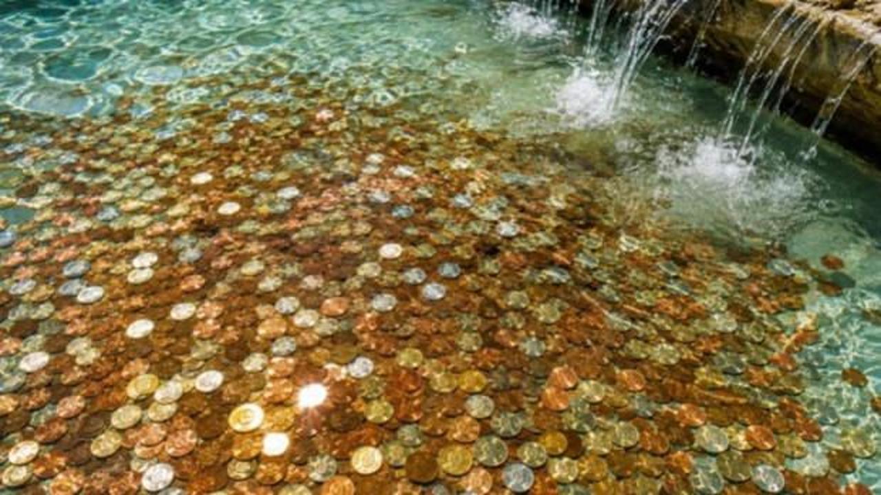 &Ccedil;eşmeden servet akıyor! İ&ccedil;inden &ccedil;ıkan para şaşkına &ccedil;evirdi