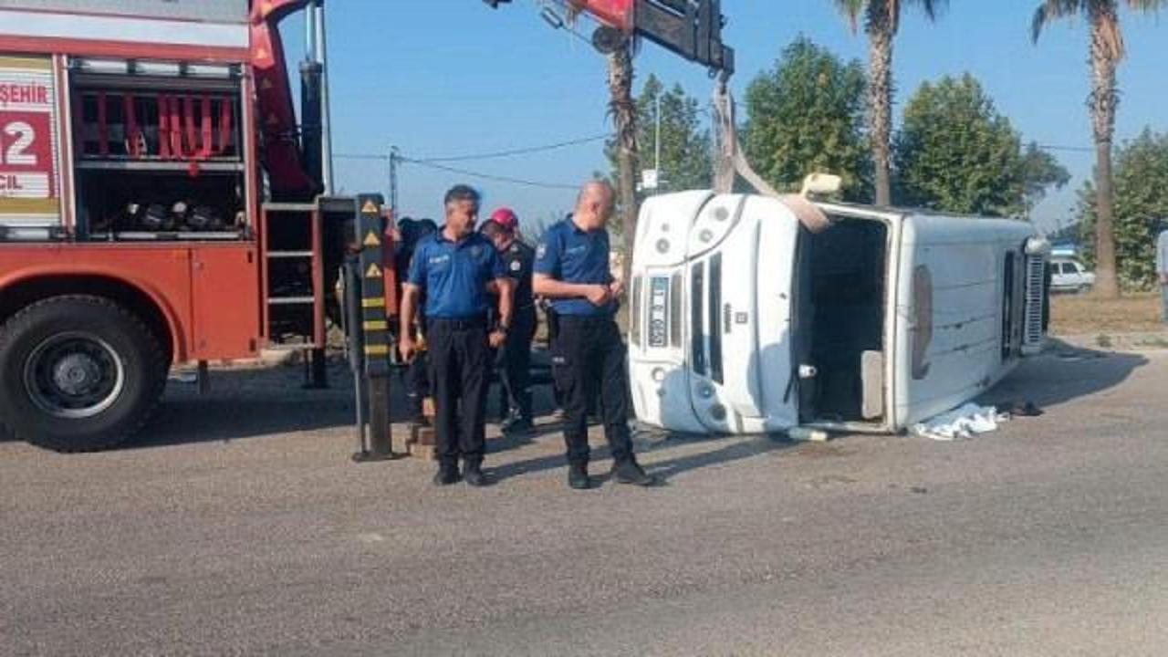 Ceyhan'da minib&uuml;s ile otomobil &ccedil;arpıştı: 1 &ouml;l&uuml;, 3 yaralı