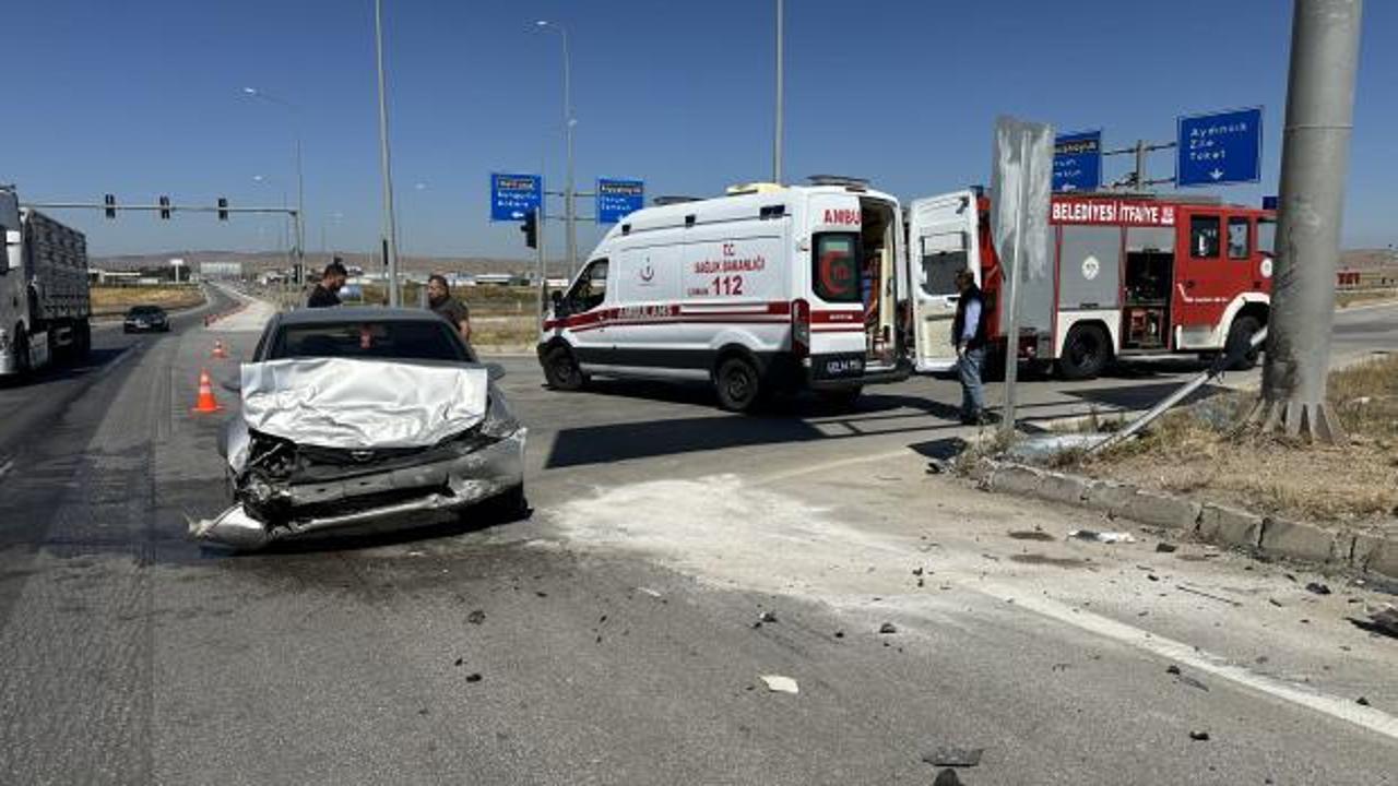 &Ccedil;orum'da &ccedil;arpışan 2 otomobildeki 5 kişi yaralandı